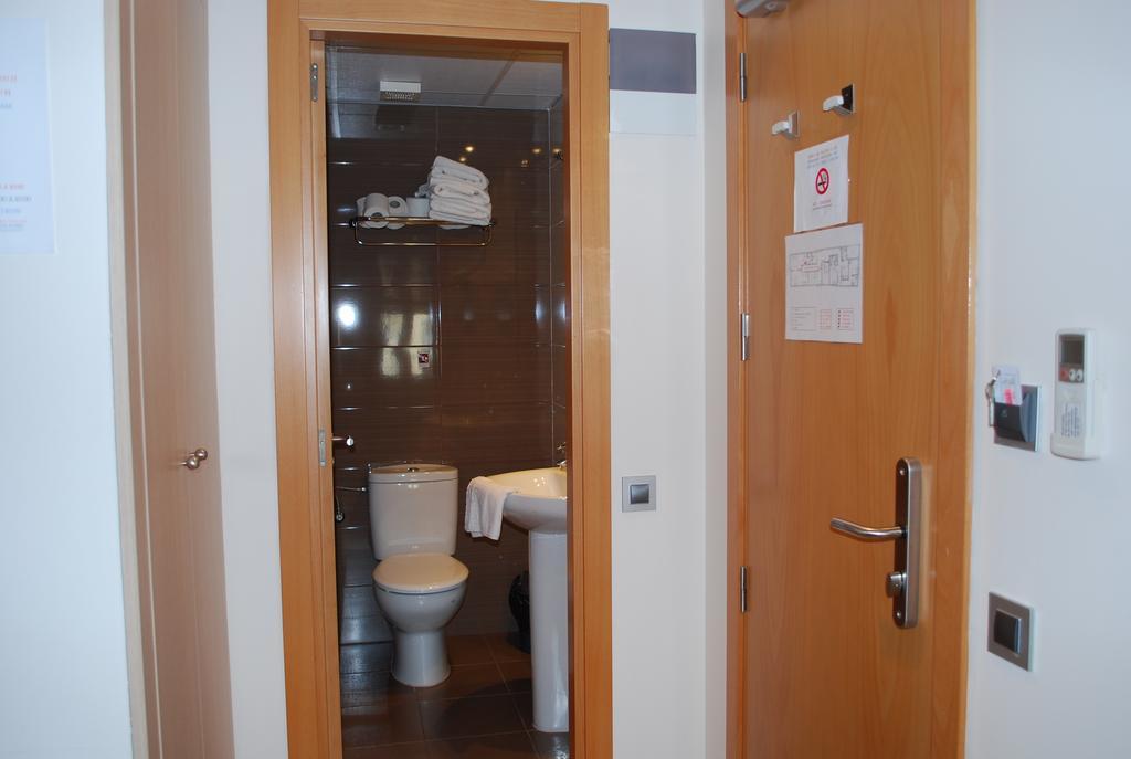 Hostal Las Flores Ramblas Барселона Екстериор снимка