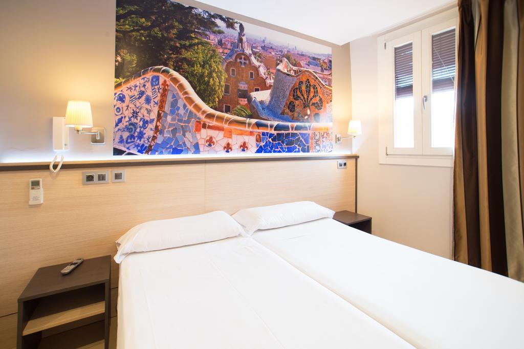 Hostal Las Flores Ramblas Барселона Екстериор снимка