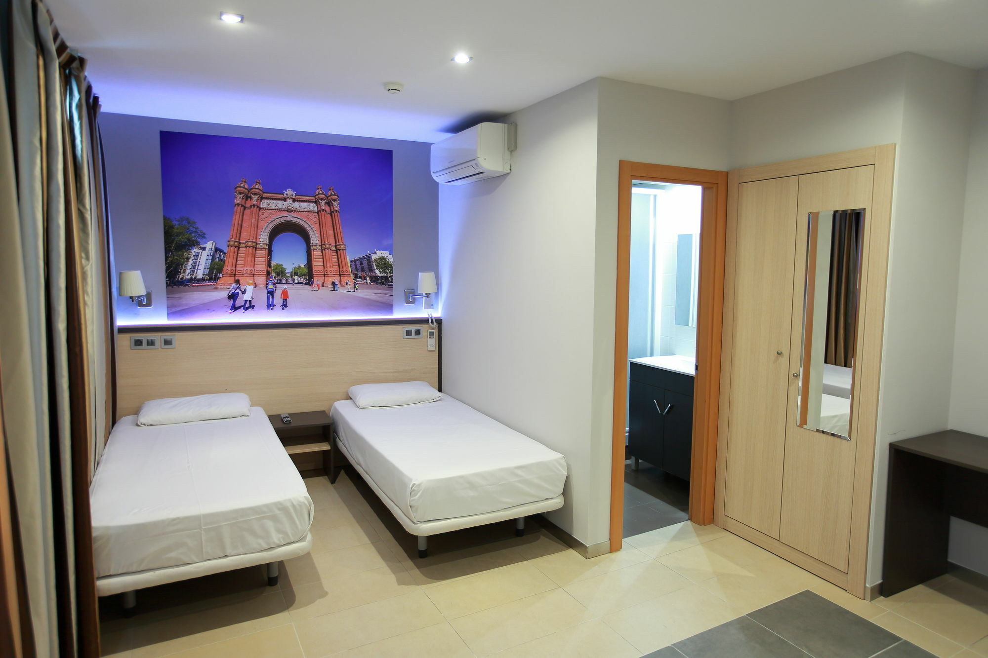 Hostal Las Flores Ramblas Барселона Екстериор снимка